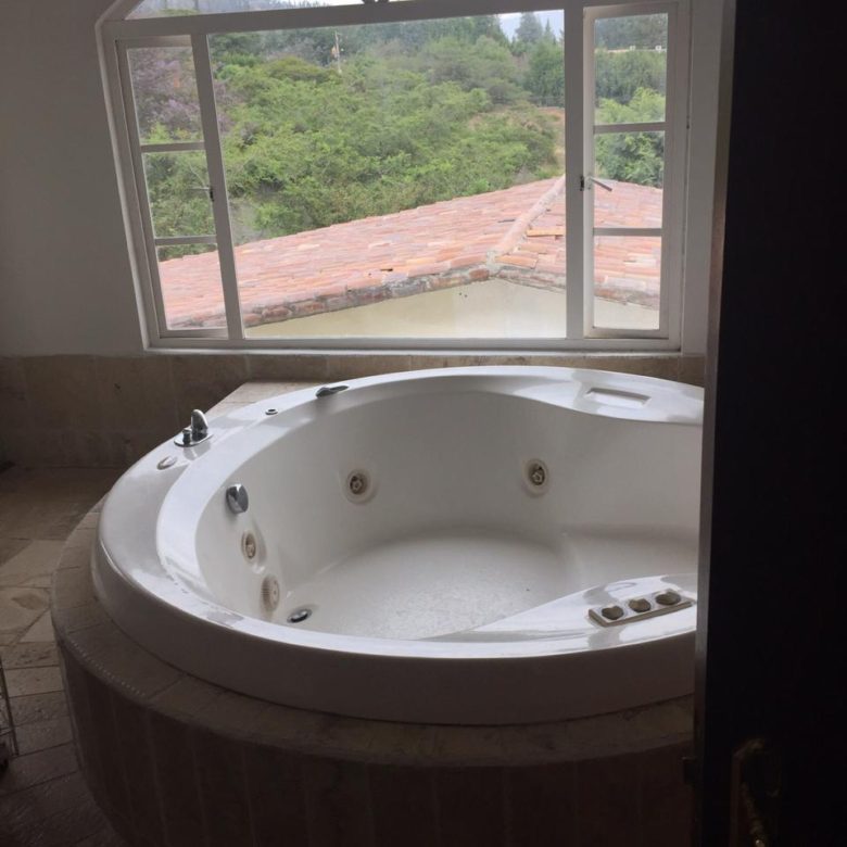 Venta 0987 0100 74 📞 ✨ Casa de Lujo 500 m² con Terreno de 3.000 m² 🌟 ¡Tu oasis privado en Tumbaco te espera! 🏡💫 Vive rodeado de naturaleza, lujo y tranquilidad 🌿🛁 #HogarDeEnsueño