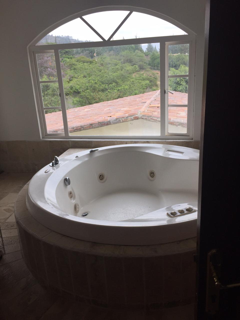 Venta 0987 0100 74 📞 ✨ Casa de Lujo 500 m² con Terreno de 3.000 m² 🌟 ¡Tu oasis privado en Tumbaco te espera! 🏡💫 Vive rodeado de naturaleza, lujo y tranquilidad 🌿🛁 #HogarDeEnsueño