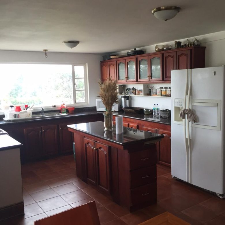 Venta 0987 0100 74 📞 ✨ Casa de Lujo 500 m² con Terreno de 3.000 m² 🌟 ¡Tu oasis privado en Tumbaco te espera! 🏡💫 Vive rodeado de naturaleza, lujo y tranquilidad 🌿🛁 #HogarDeEnsueño