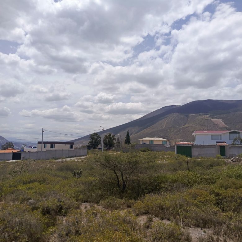 Venta 0987 0100 74 📞 📐 Terreno de 555 m² listo para desarrollar tu próximo gran proyecto 🌍 ¡Invierte en el corazón del turismo ecuatoriano! 📍 Ubicación privilegiada: A solo 1 km del icónico Monumento a la Mitad del Mundo #TuFuturoAquí