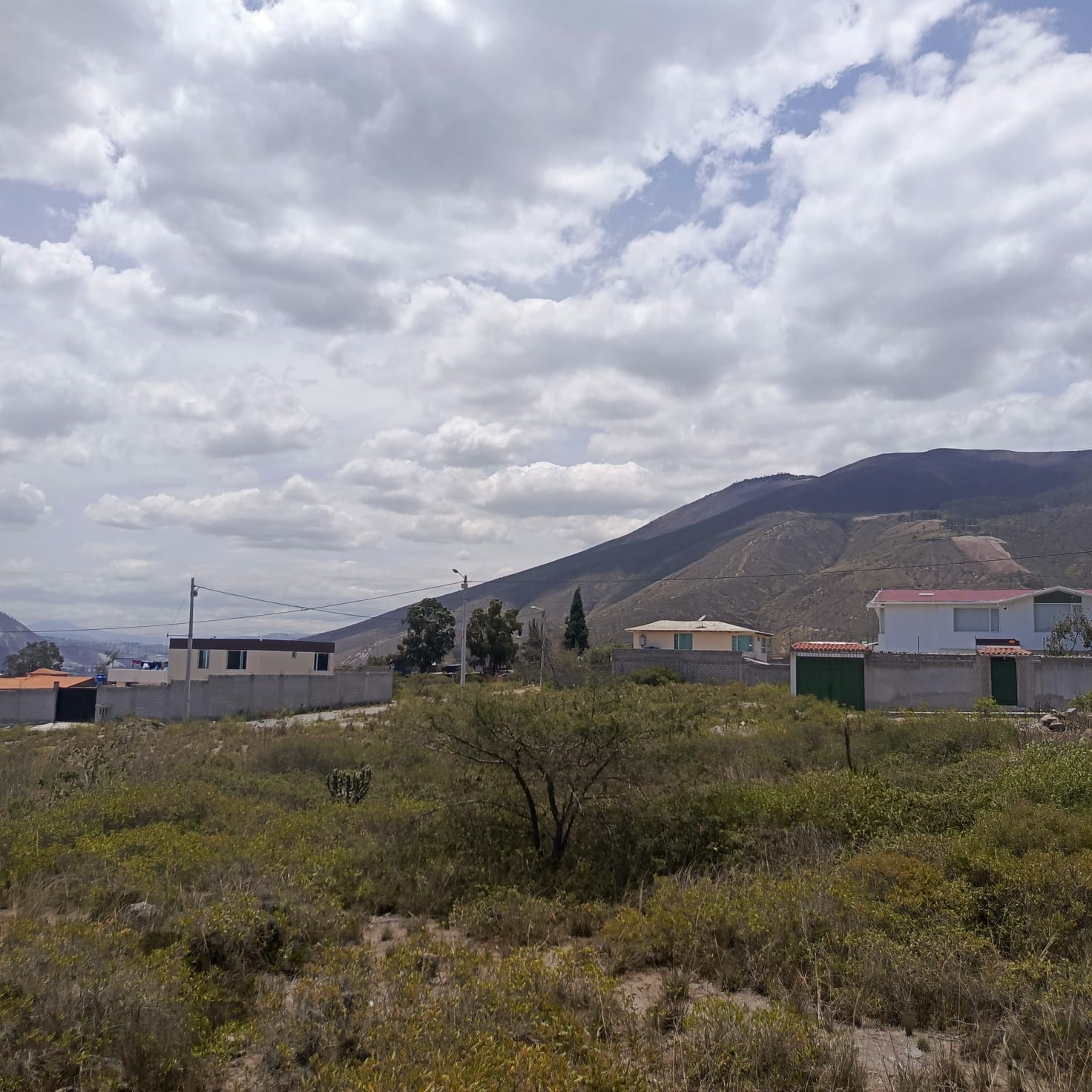 Venta 0987 0100 74 📞 📐 Terreno de 555 m² listo para desarrollar tu próximo gran proyecto 🌍 ¡Invierte en el corazón del turismo ecuatoriano! 📍 Ubicación privilegiada: A solo 1 km del icónico Monumento a la Mitad del Mundo #TuFuturoAquí