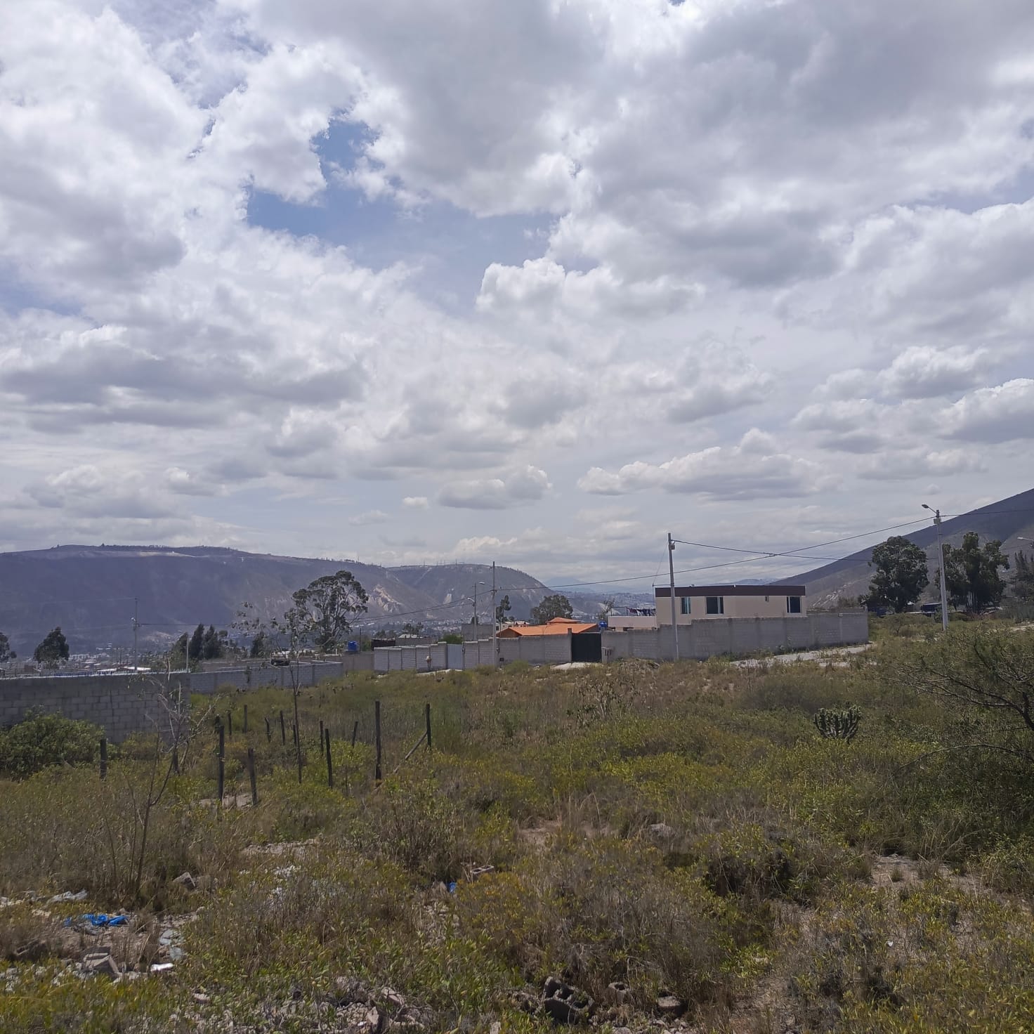 Venta 0987 0100 74 📞 📐 Terreno de 555 m² listo para desarrollar tu próximo gran proyecto 🌍 ¡Invierte en el corazón del turismo ecuatoriano! 📍 Ubicación privilegiada: A solo 1 km del icónico Monumento a la Mitad del Mundo #TuFuturoAquí