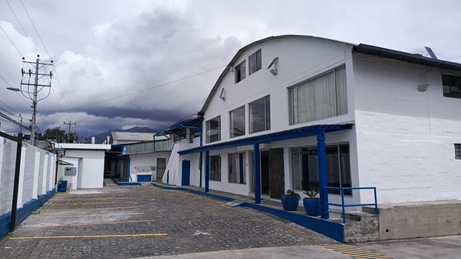 Alquiler 0987 0100 74 📞 🌟🏭 ¡Planta Industrial 4.200 m² de Alto Impacto! 🚛📦 Espacios de Bodega + Oficinas 🧠🔋 #PotenciaTuIndustria