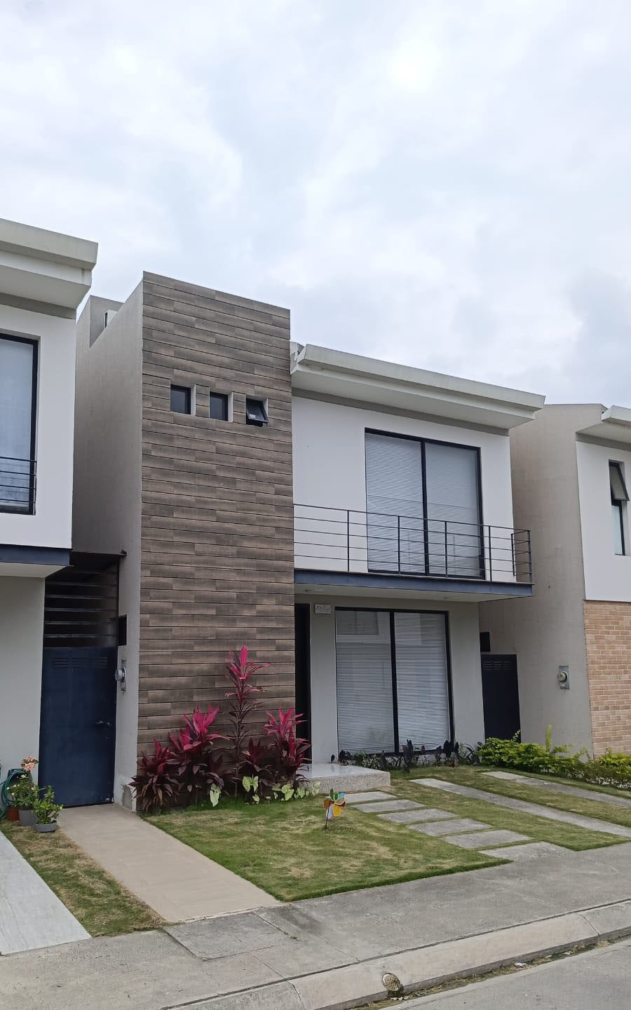 FACHADA Casa Semiamoblada en Alquiler en Urbanización Arboleia, Machala