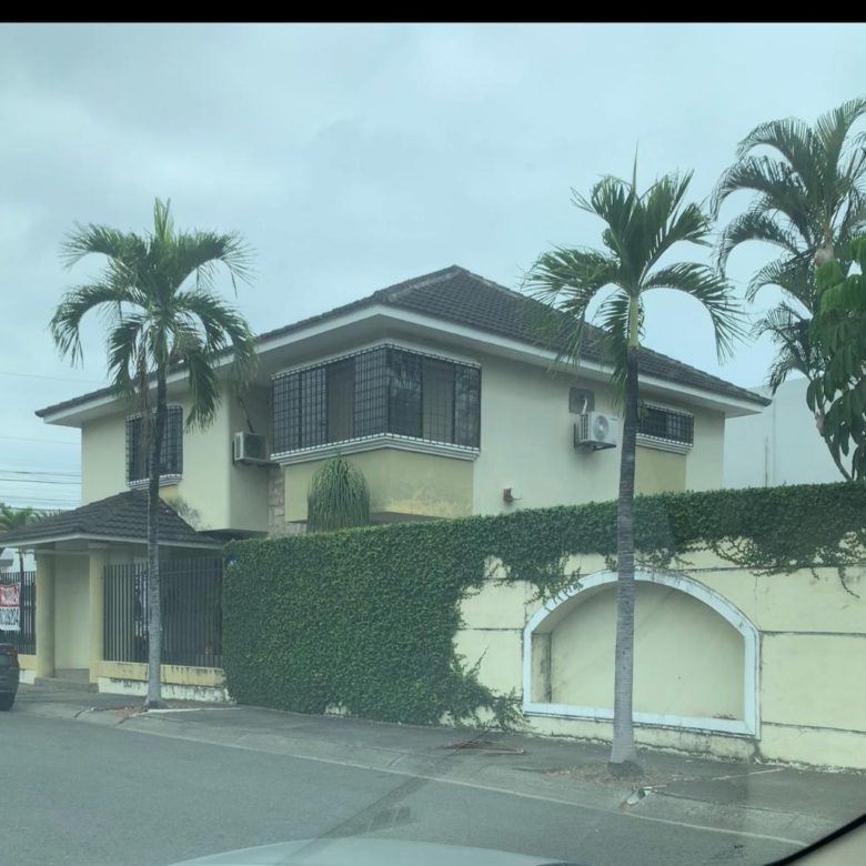 ALQUILO CASA DE 3D EN PUERTO AZUL SEMIAMOBLADA