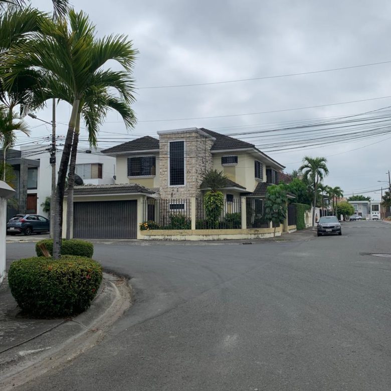ALQUILO CASA DE 3D EN PUERTO AZUL SEMIAMOBLADA