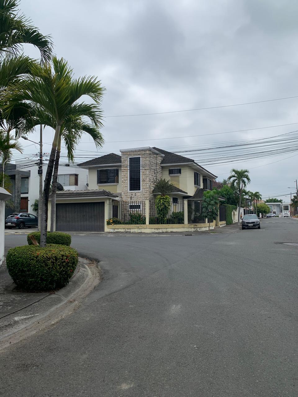 ALQUILO CASA DE 3D EN PUERTO AZUL SEMIAMOBLADA