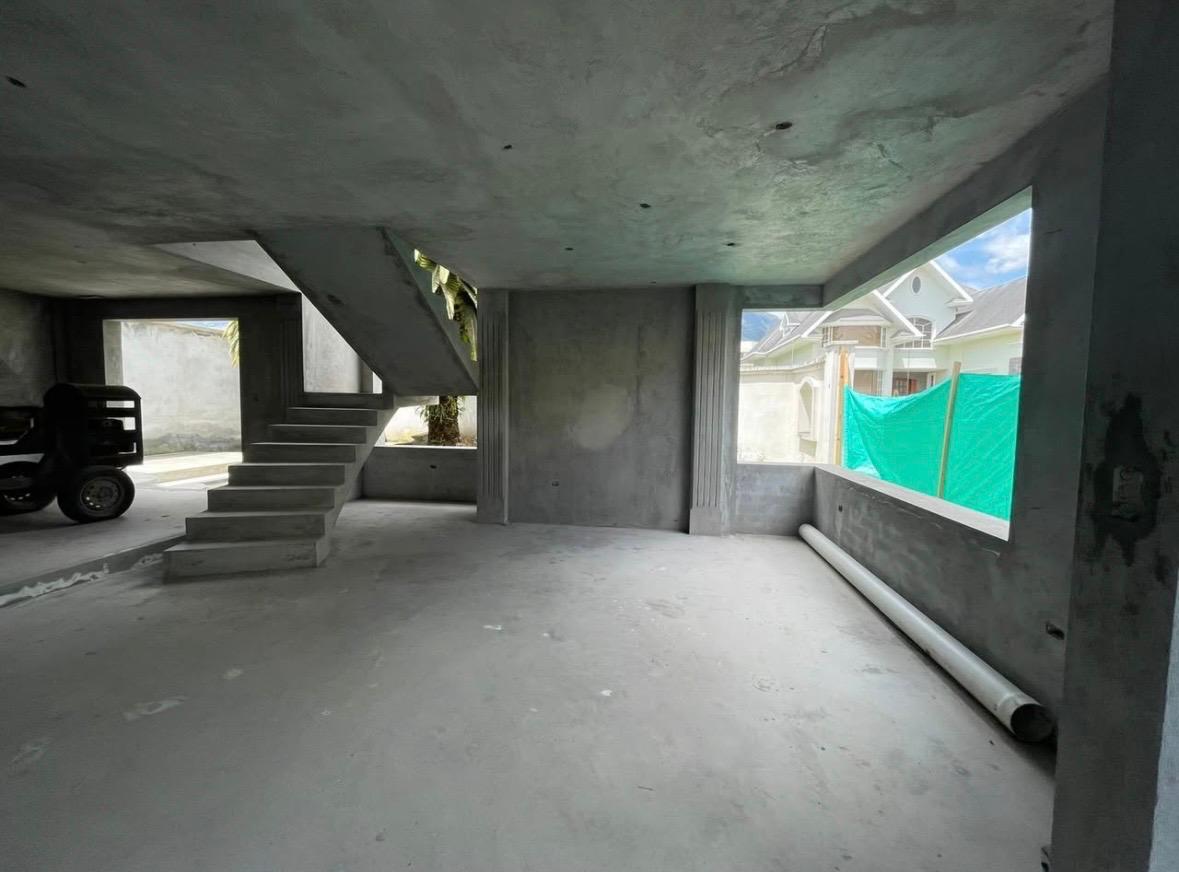 Casa de Lujo en Obra Gris