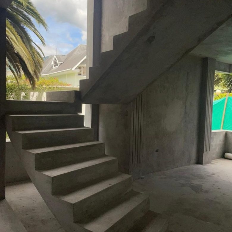 Casa de Lujo en Obra Gris