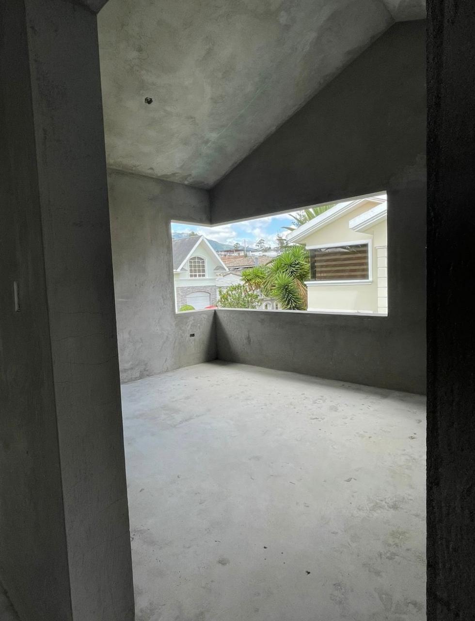 Casa de Lujo en Obra Gris