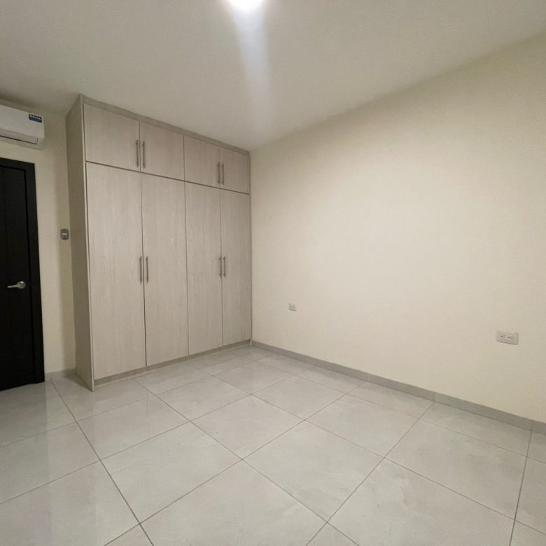 Casa Semiamoblada en Alquiler en Urbanización Arboleia, Machala