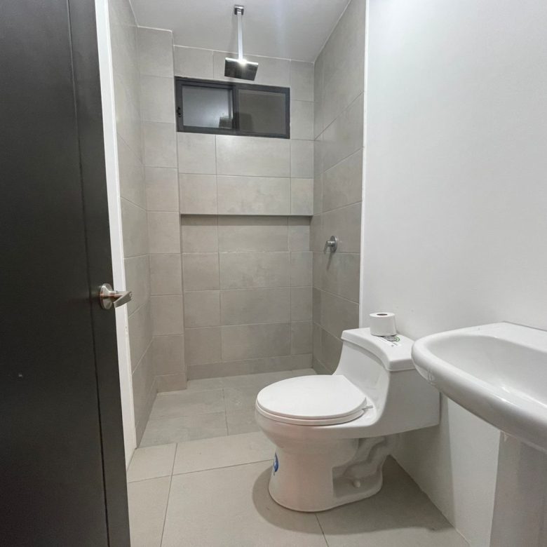 Casa Semiamoblada en Alquiler en Urbanización Arboleia, Machala