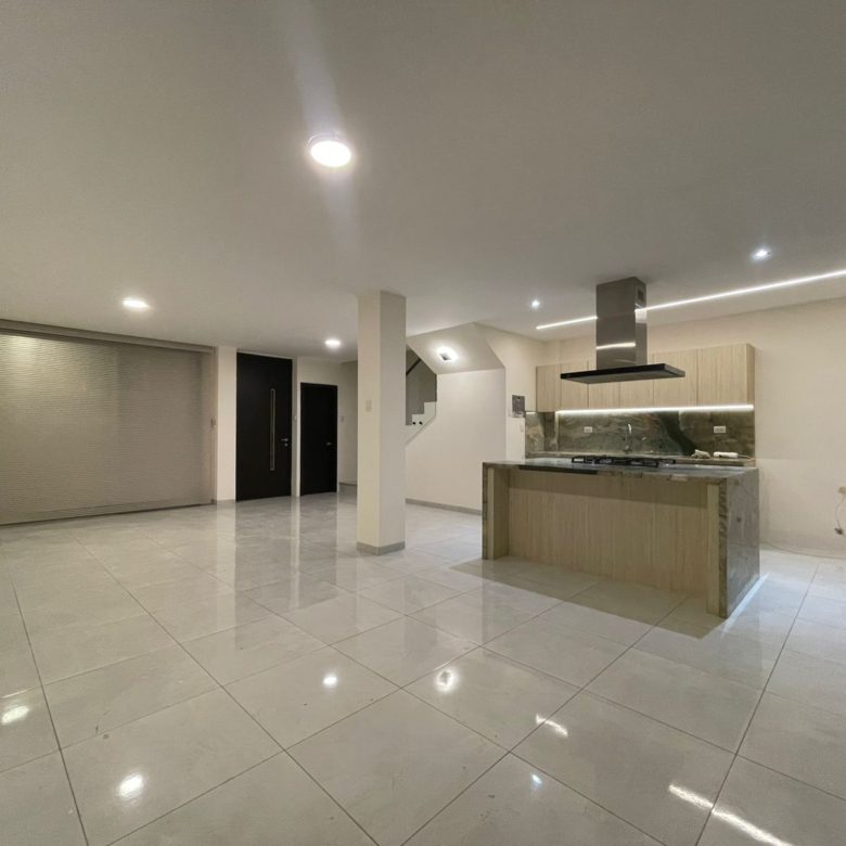 Casa Semiamoblada en Alquiler en Urbanización Arboleia, Machala