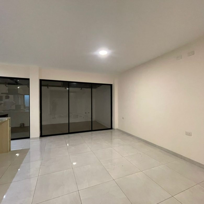 Casa Semiamoblada en Alquiler en Urbanización Arboleia, Machala
