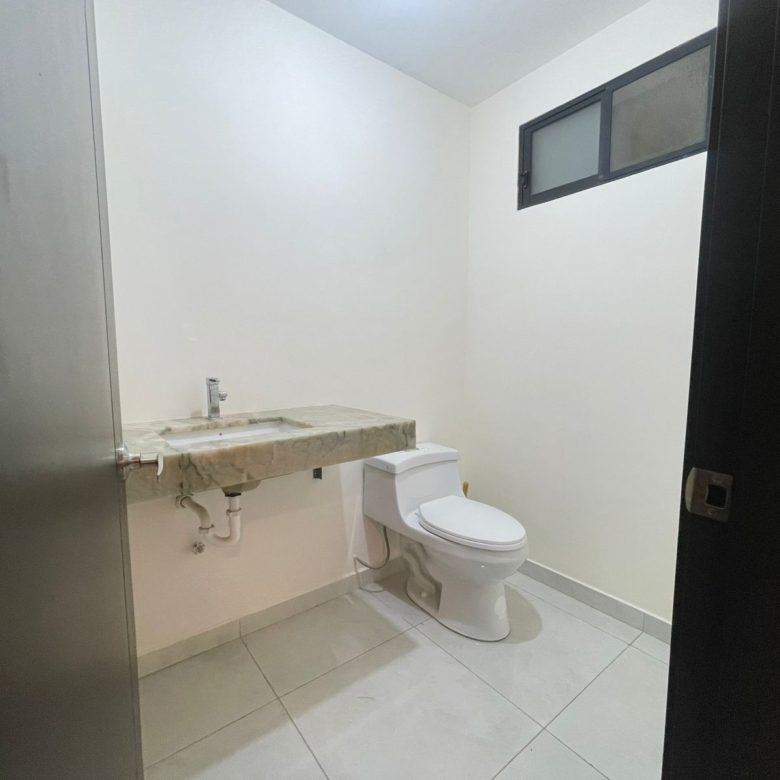 Casa Semiamoblada en Alquiler en Urbanización Arboleia, Machala