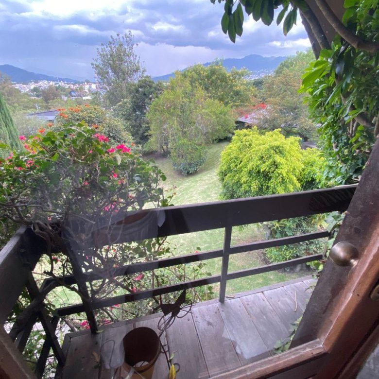 Venta 📞 099 294 7189 🏔️💎 ¡PROPIEDAD DE LUJO EN CUMBAYÁ! FRENTE AL RESERVORIO CON VISTAS INIGUALABLES 🌅💧📏 Terreno: 1.498,88 m² | 🏠 Casa: 349,42 m² 📊🔥 #PropiedadEnCumbayá