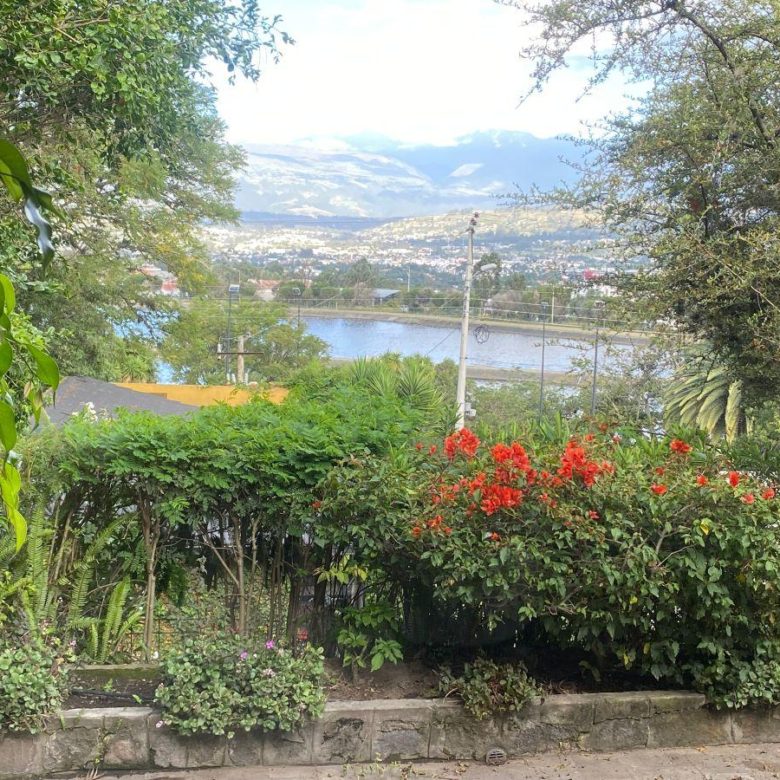Venta 📞 099 294 7189 🏔️💎 ¡PROPIEDAD DE LUJO EN CUMBAYÁ! FRENTE AL RESERVORIO CON VISTAS INIGUALABLES 🌅💧📏 Terreno: 1.498,88 m² | 🏠 Casa: 349,42 m² 📊🔥 #PropiedadEnCumbayá