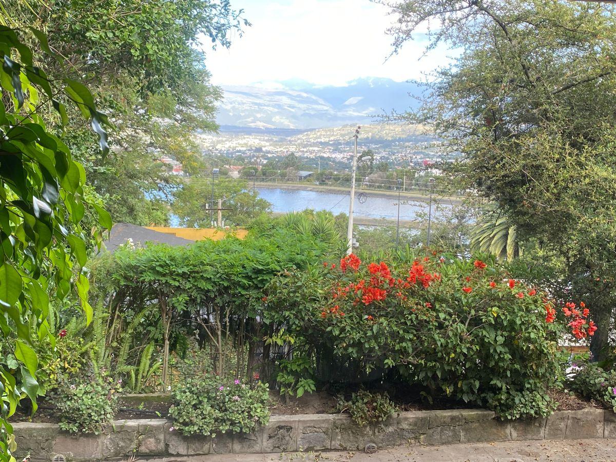 1606308974 Venta 📞 099 294 7189 🏔️💎 ¡PROPIEDAD DE LUJO EN CUMBAYÁ! FRENTE AL RESERVORIO CON VISTAS INIGUALABLES 🌅💧📏 Terreno: 1.498,88 m² | 🏠 Casa: 349,42 m² 📊🔥 #PropiedadEnCumbayá