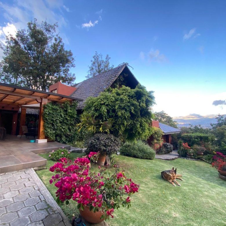 Venta 📞 099 294 7189 🏔️💎 ¡PROPIEDAD DE LUJO EN CUMBAYÁ! FRENTE AL RESERVORIO CON VISTAS INIGUALABLES 🌅💧📏 Terreno: 1.498,88 m² | 🏠 Casa: 349,42 m² 📊🔥 #PropiedadEnCumbayá