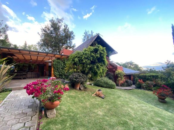 Venta 📞 099 294 7189 🏔️💎 ¡PROPIEDAD DE LUJO EN CUMBAYÁ! FRENTE AL RESERVORIO CON VISTAS INIGUALABLES 🌅💧📏 Terreno: 1.498,88 m² | 🏠 Casa: 349,42 m² 📊🔥 #PropiedadEnCumbayá