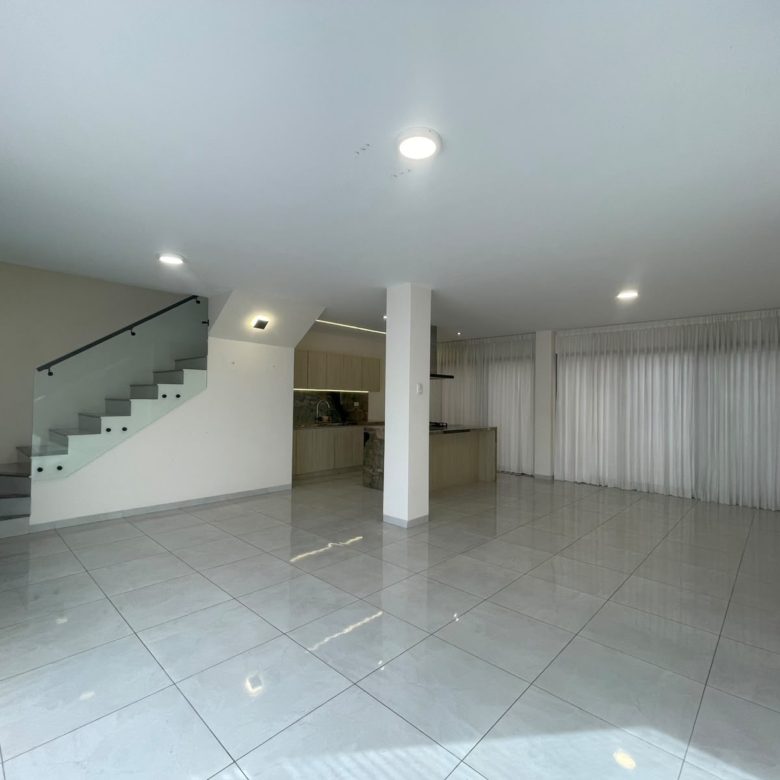 Casa Semiamoblada en Alquiler en Urbanización Arboleia, Machala
