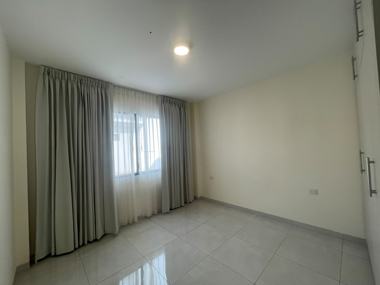 Casa Semiamoblada en Alquiler en Urbanización Arboleia, Machala