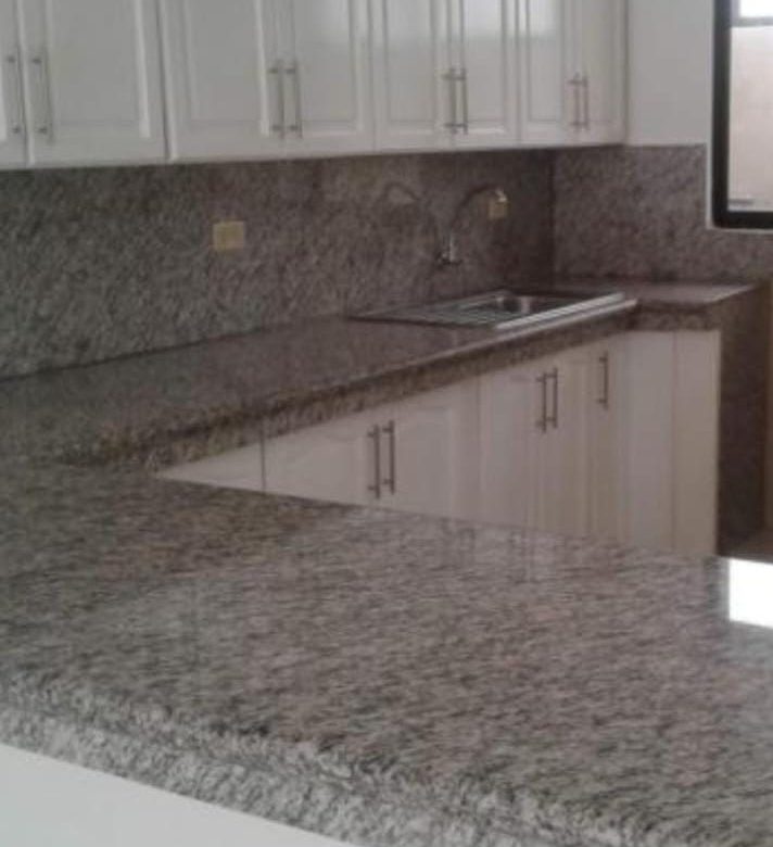 Lindo Departamento En Bellavista Cuenta Con Tres Dormitorios Con Sus Respectivos Baños, Sala, Comedor Cocina. Acabados Fino Y Elegante. Amplios Closets Garaje Cuenta Con Seguridad Las 24 Horas