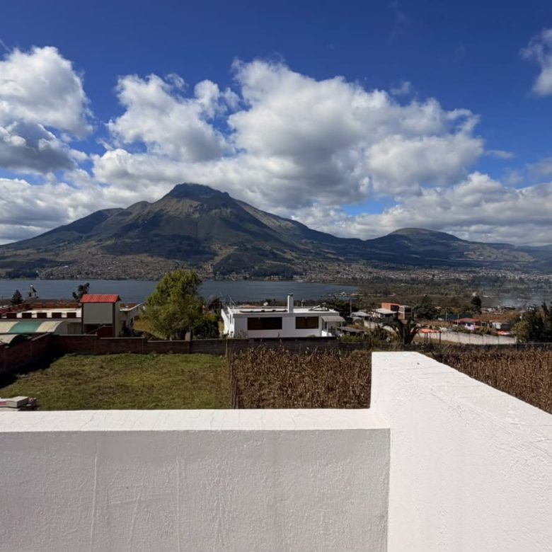 Venta 📞 099 294 7189 ✨ Casa 330 m² Terreno 821,76 m² Tu Refugio de Paz con Vista al Lago San Pablo 🌅🌿 #SueñaEnOtavalo