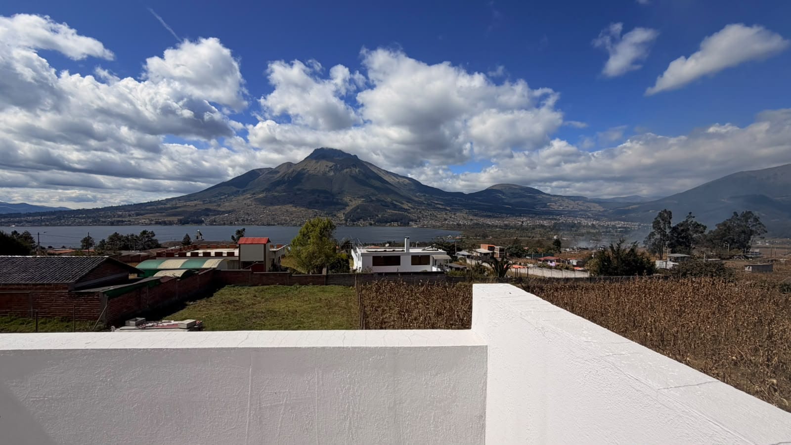 WhatsApp Image 2026-08-11 at 12.16.27 Venta 📞 099 294 7189 ✨ Casa 330 m² Terreno 821,76 m² Tu Refugio de Paz con Vista al Lago San Pablo 🌅🌿 #SueñaEnOtavalo