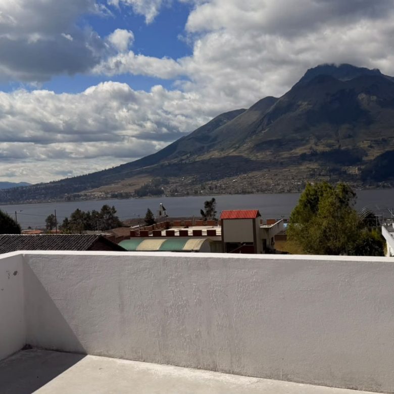 Venta 📞 099 294 7189 ✨ Casa 330 m² Terreno 821,76 m² Tu Refugio de Paz con Vista al Lago San Pablo 🌅🌿 #SueñaEnOtavalo