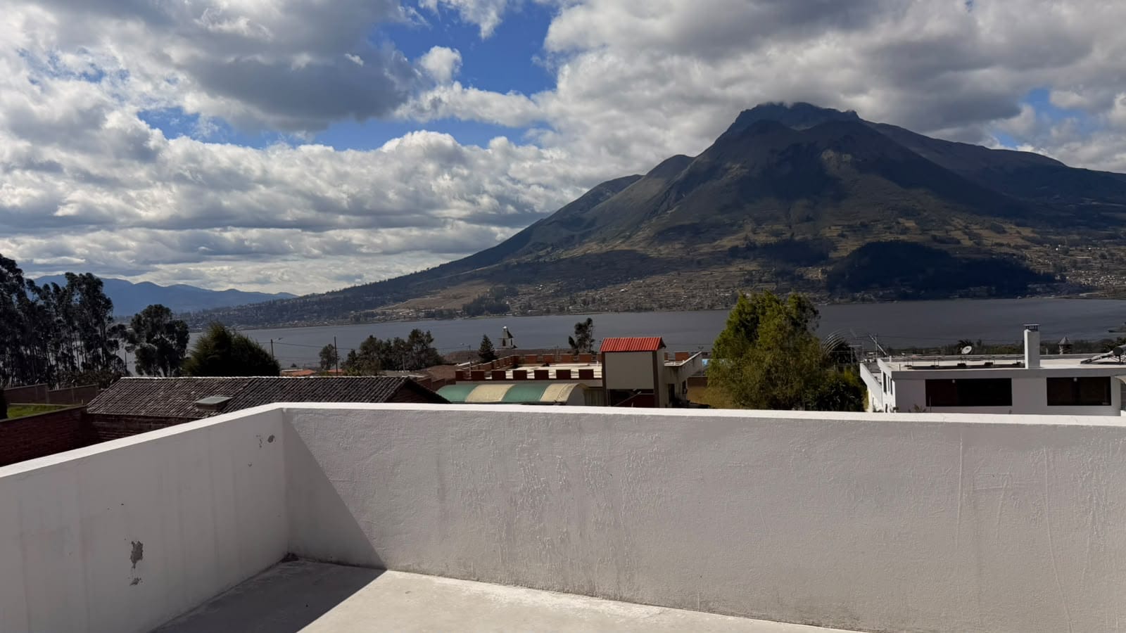 WhatsApp Image 2026-08-11 at 12.16.28 Venta 📞 099 294 7189 ✨ Casa 330 m² Terreno 821,76 m² Tu Refugio de Paz con Vista al Lago San Pablo 🌅🌿 #SueñaEnOtavalo