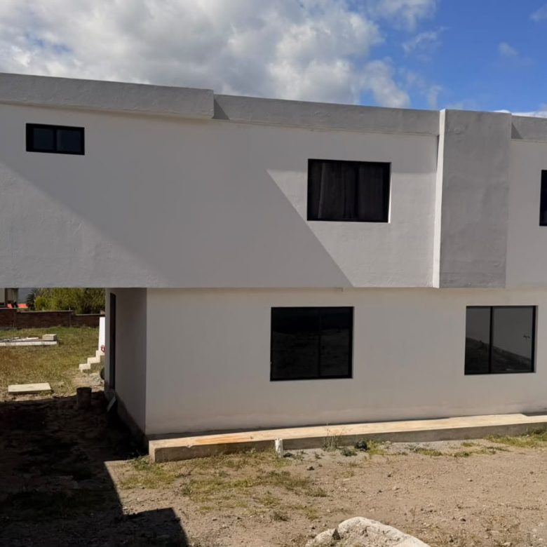 Venta 📞 099 294 7189 ✨ Casa 330 m² Terreno 821,76 m² Tu Refugio de Paz con Vista al Lago San Pablo 🌅🌿 #SueñaEnOtavalo