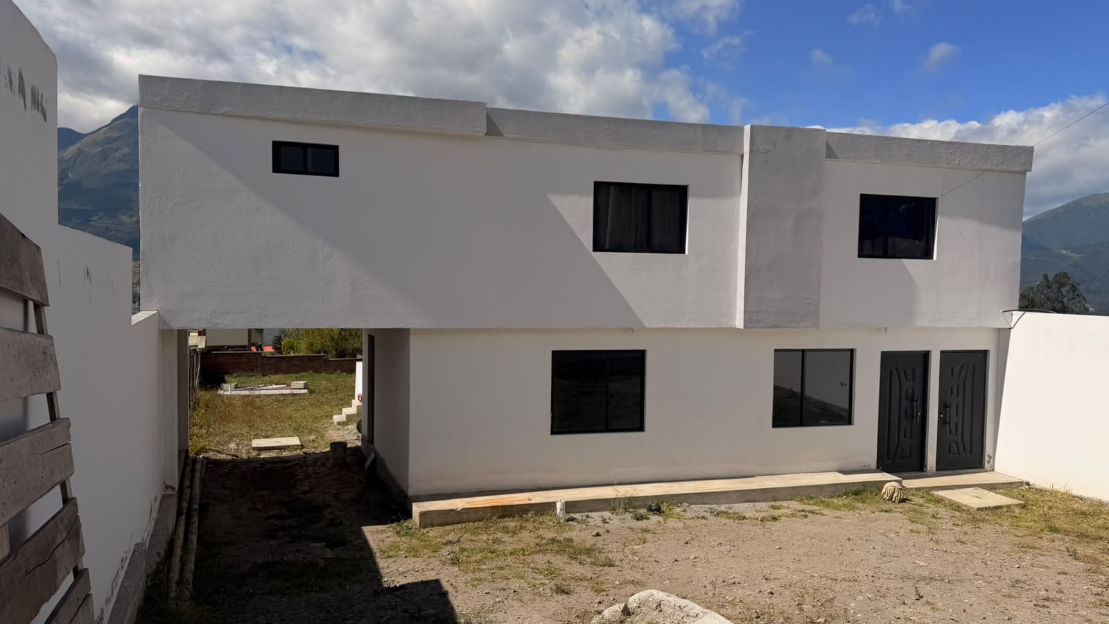 WhatsApp Image 2026-08-11 at 12.16.31(3) Venta 📞 099 294 7189 ✨ Casa 330 m² Terreno 821,76 m² Tu Refugio de Paz con Vista al Lago San Pablo 🌅🌿 #SueñaEnOtavalo