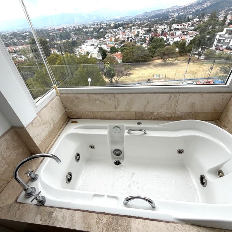 Venta 📞 099 294 7189 ✨🏡 Casa de 669 m² Vive el Lujo que Inspira en Cumbayá 🌿🌞 #TuCasaSoñada ✨🏡 Tu refugio de lujo en Cumbayá ✨