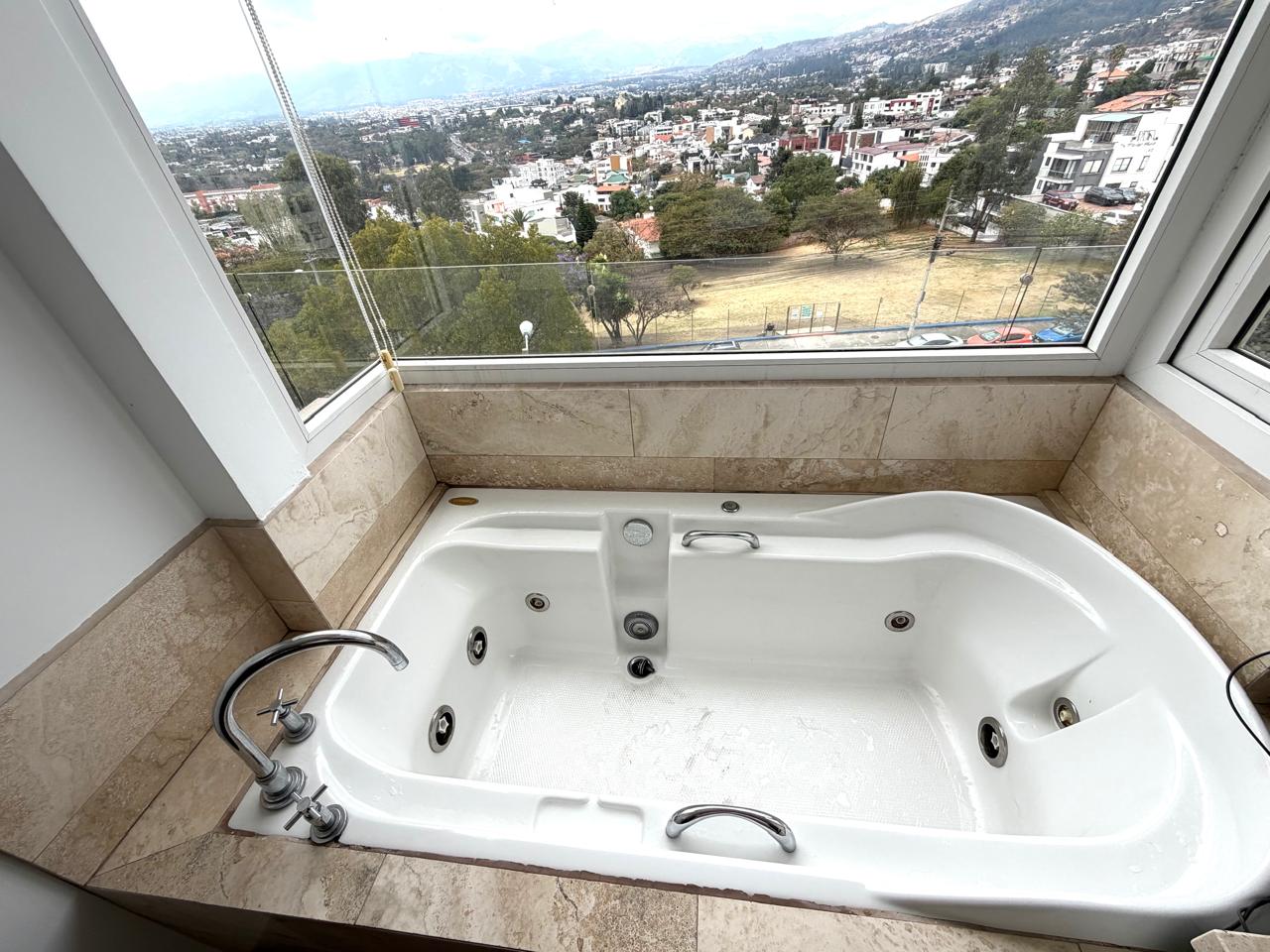 WhatsApp Image 2026-08-20 at 15.09.32(3) Venta 📞 099 294 7189 ✨🏡 Casa de 669 m² Vive el Lujo que Inspira en Cumbayá 🌿🌞 #TuCasaSoñada ✨🏡 Tu refugio de lujo en Cumbayá ✨
