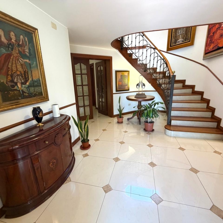 Venta 📞 099 294 7189 🏡 Casa de lujo 700 m², 1.587 m² de terreno 🌅 Luz, espacio, jardines y privacidad total 🌳🔒 #CumbayáExclusiva