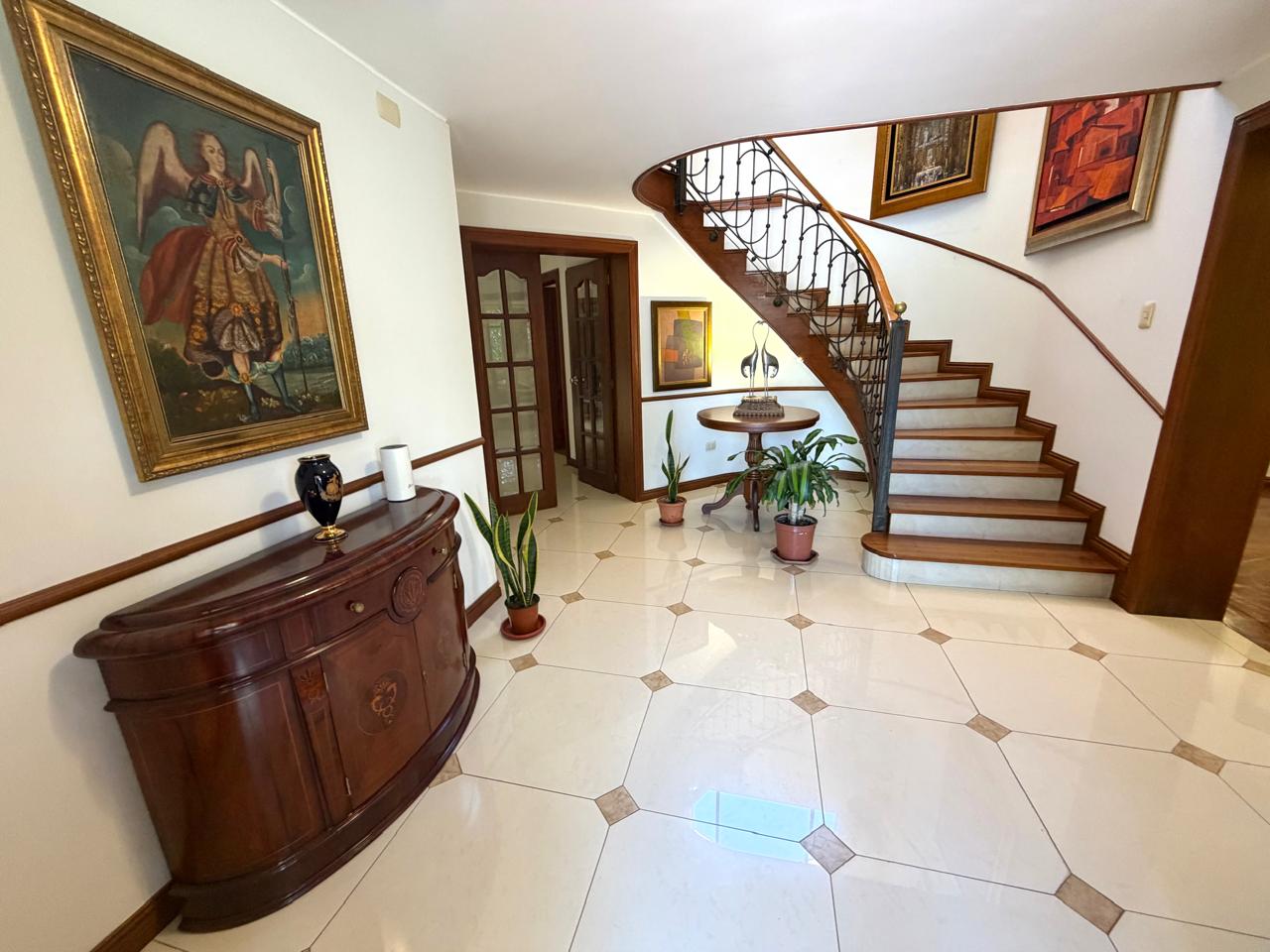 Venta 📞 099 294 7189 🏡 Casa de lujo 700 m², 1.587 m² de terreno 🌅 Luz, espacio, jardines y privacidad total 🌳🔒 #CumbayáExclusiva