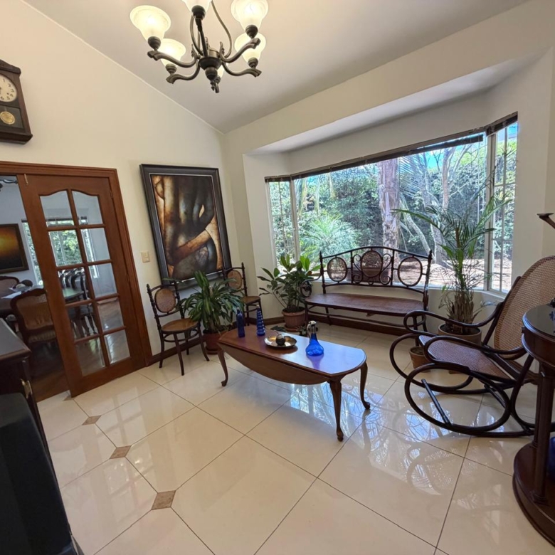 Venta 📞 099 294 7189 🏡 Casa de lujo 700 m², 1.587 m² de terreno 🌅 Luz, espacio, jardines y privacidad total 🌳🔒 #CumbayáExclusiva