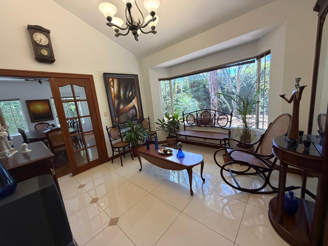 Venta 📞 099 294 7189 🏡 Casa de lujo 700 m², 1.587 m² de terreno 🌅 Luz, espacio, jardines y privacidad total 🌳🔒 #CumbayáExclusiva