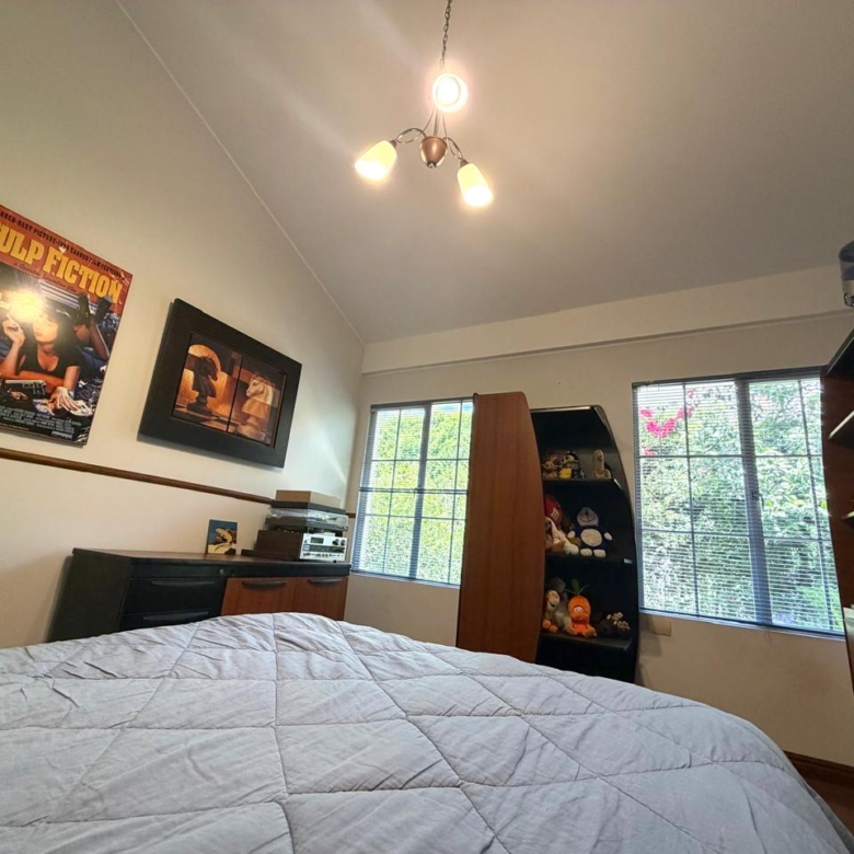 Venta 📞 099 294 7189 🏡 Casa de lujo 700 m², 1.587 m² de terreno 🌅 Luz, espacio, jardines y privacidad total 🌳🔒 #CumbayáExclusiva