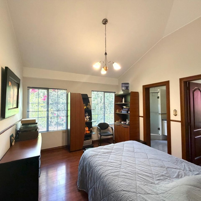 Venta 📞 099 294 7189 🏡 Casa de lujo 700 m², 1.587 m² de terreno 🌅 Luz, espacio, jardines y privacidad total 🌳🔒 #CumbayáExclusiva