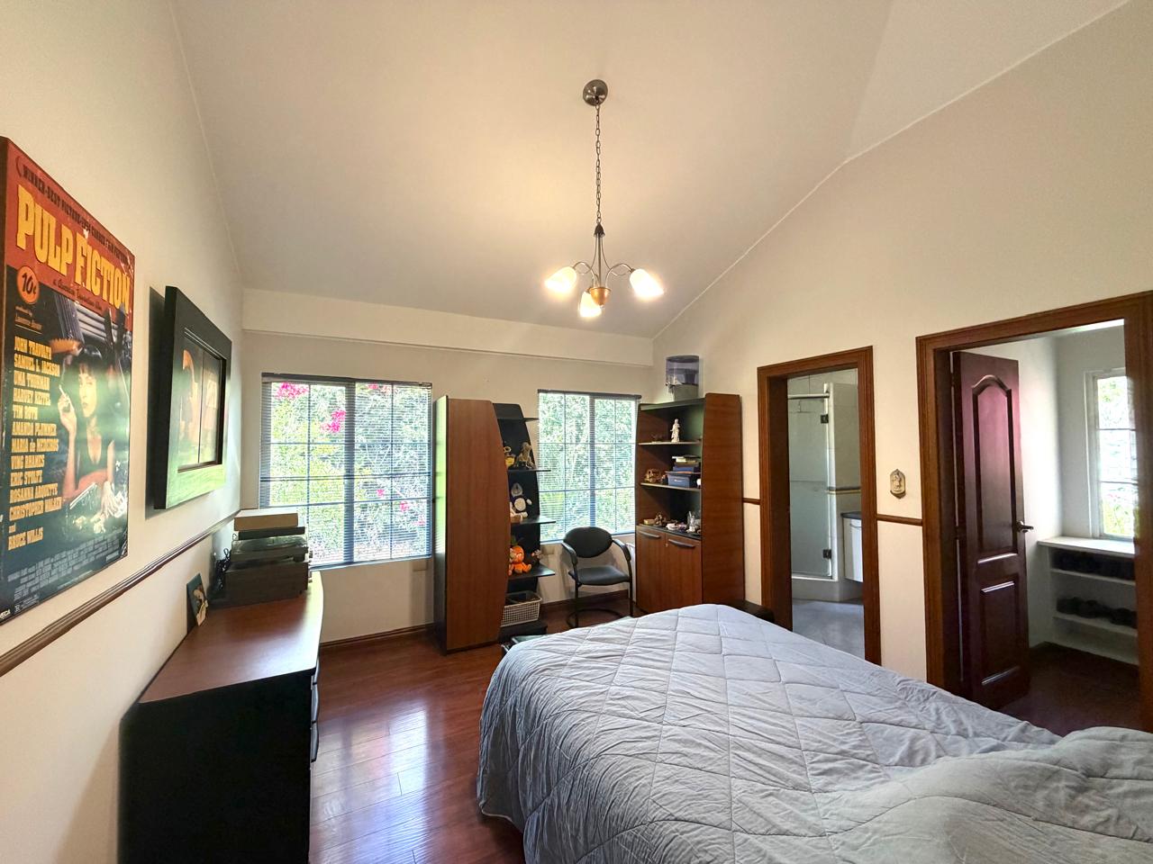 Venta 📞 099 294 7189 🏡 Casa de lujo 700 m², 1.587 m² de terreno 🌅 Luz, espacio, jardines y privacidad total 🌳🔒 #CumbayáExclusiva