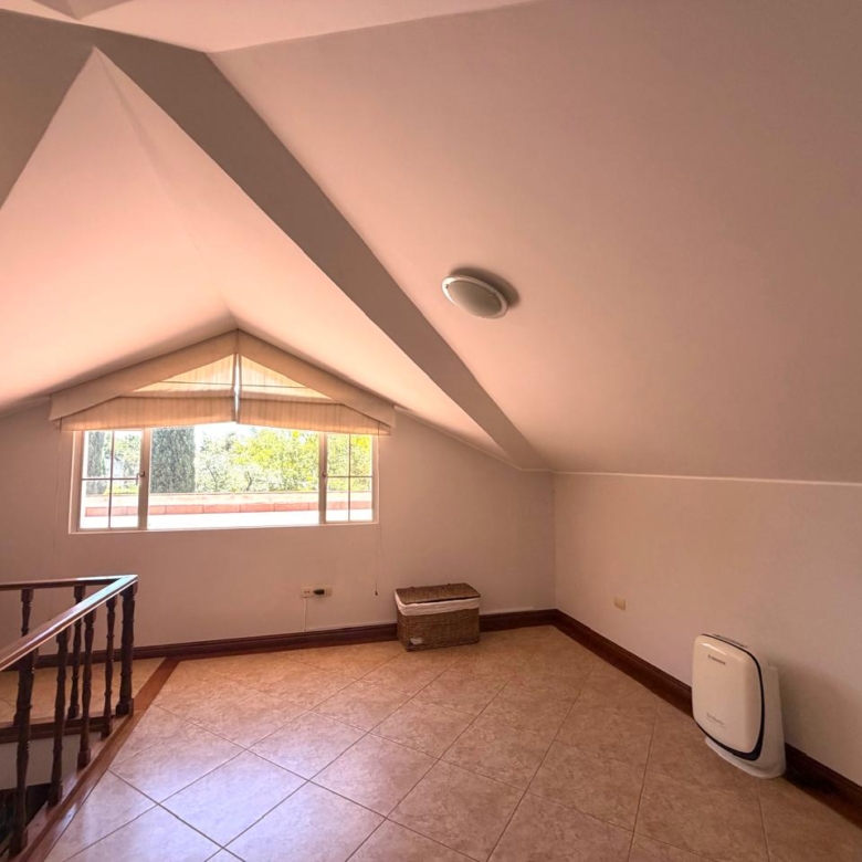 Venta 📞 099 294 7189 🏡 Casa de lujo 700 m², 1.587 m² de terreno 🌅 Luz, espacio, jardines y privacidad total 🌳🔒 #CumbayáExclusiva