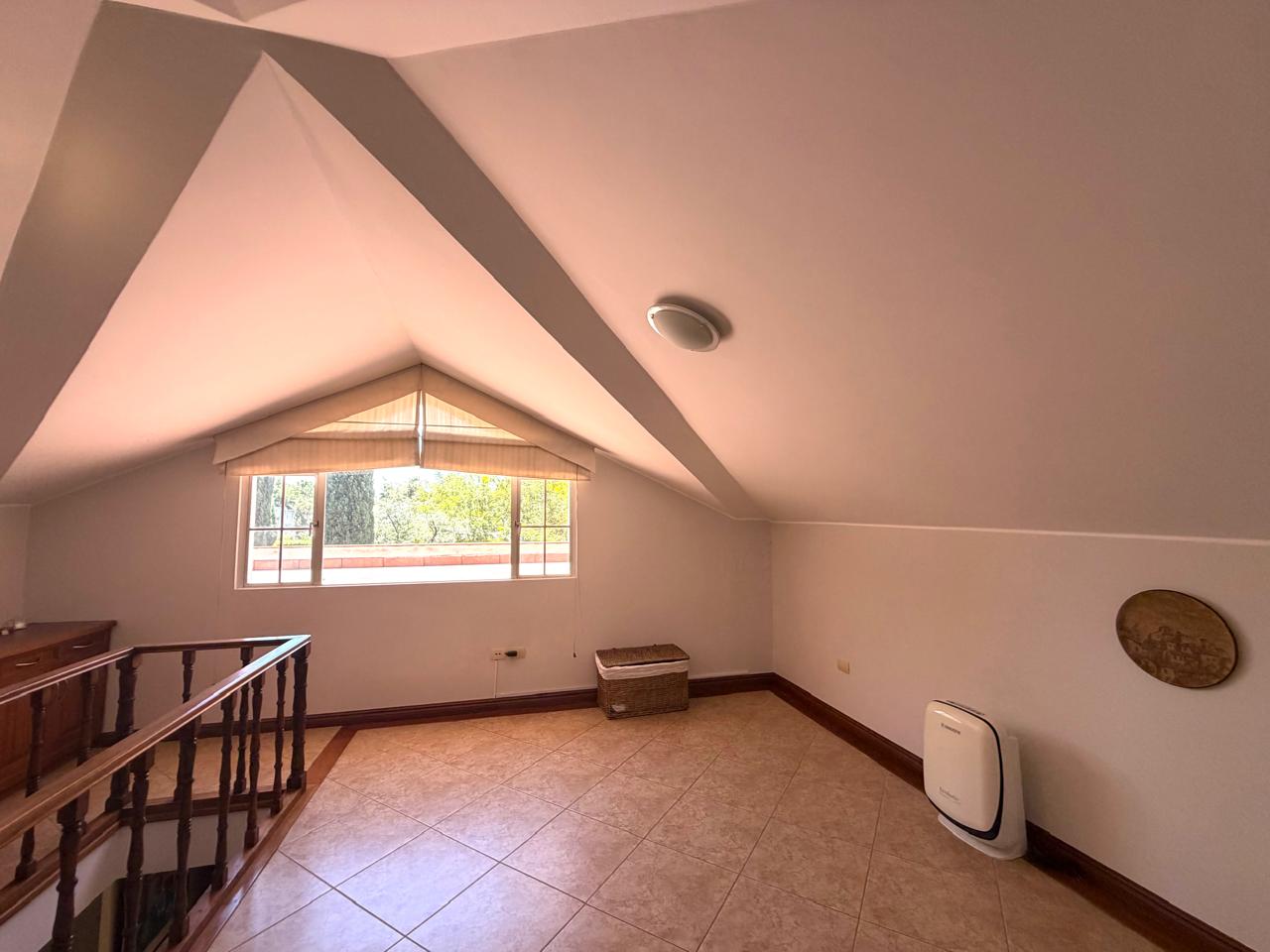 Venta 📞 099 294 7189 🏡 Casa de lujo 700 m², 1.587 m² de terreno 🌅 Luz, espacio, jardines y privacidad total 🌳🔒 #CumbayáExclusiva