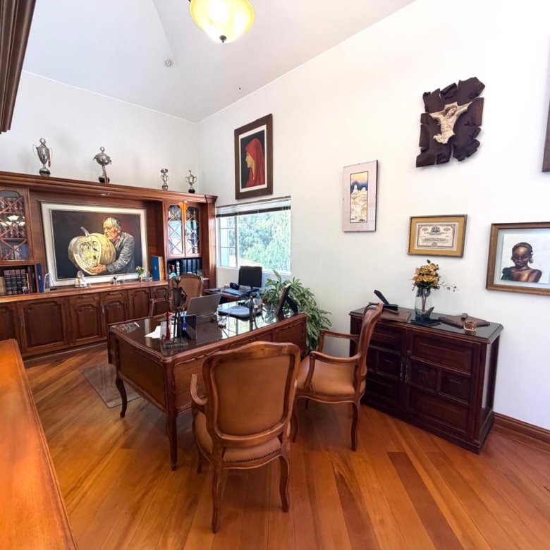 Venta 📞 099 294 7189 🏡 Casa de lujo 700 m², 1.587 m² de terreno 🌅 Luz, espacio, jardines y privacidad total 🌳🔒 #CumbayáExclusiva