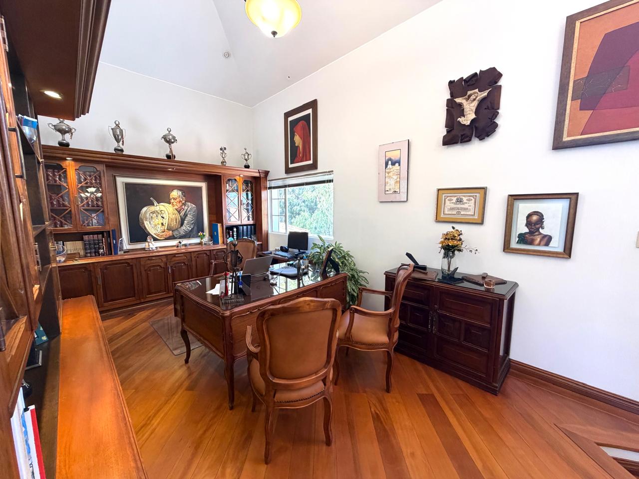 Venta 📞 099 294 7189 🏡 Casa de lujo 700 m², 1.587 m² de terreno 🌅 Luz, espacio, jardines y privacidad total 🌳🔒 #CumbayáExclusiva