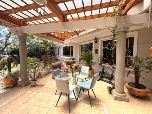 Venta 📞 099 294 7189 🏡 Casa de lujo 700 m², 1.587 m² de terreno 🌅 Luz, espacio, jardines y privacidad total 🌳🔒 #CumbayáExclusiva