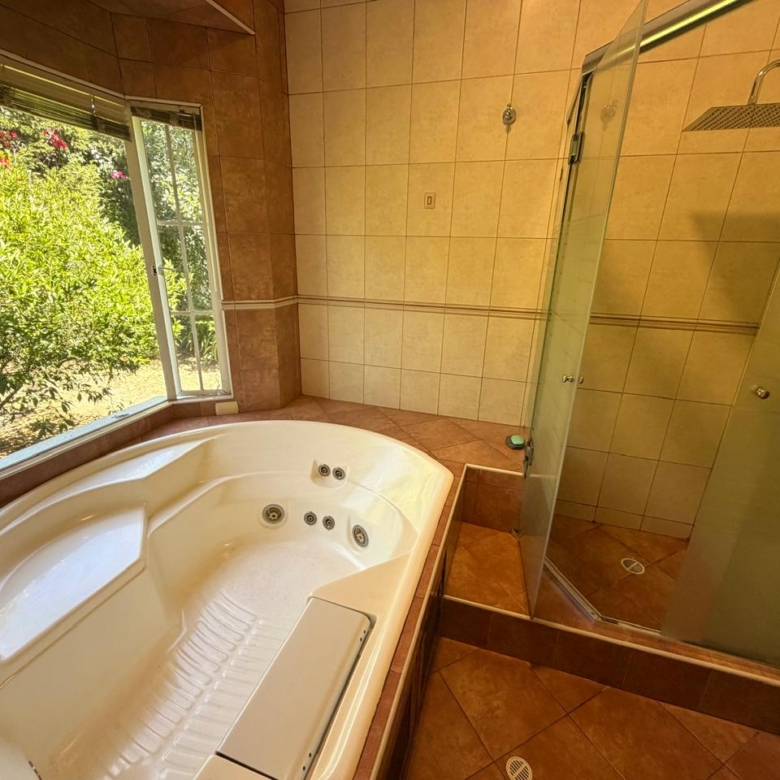 Venta 📞 099 294 7189 🏡 Casa de lujo 700 m², 1.587 m² de terreno 🌅 Luz, espacio, jardines y privacidad total 🌳🔒 #CumbayáExclusiva