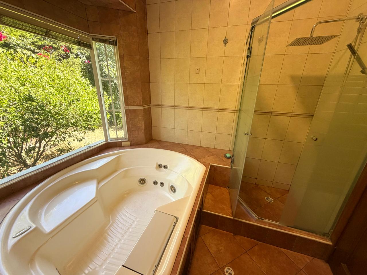 Venta 📞 099 294 7189 🏡 Casa de lujo 700 m², 1.587 m² de terreno 🌅 Luz, espacio, jardines y privacidad total 🌳🔒 #CumbayáExclusiva