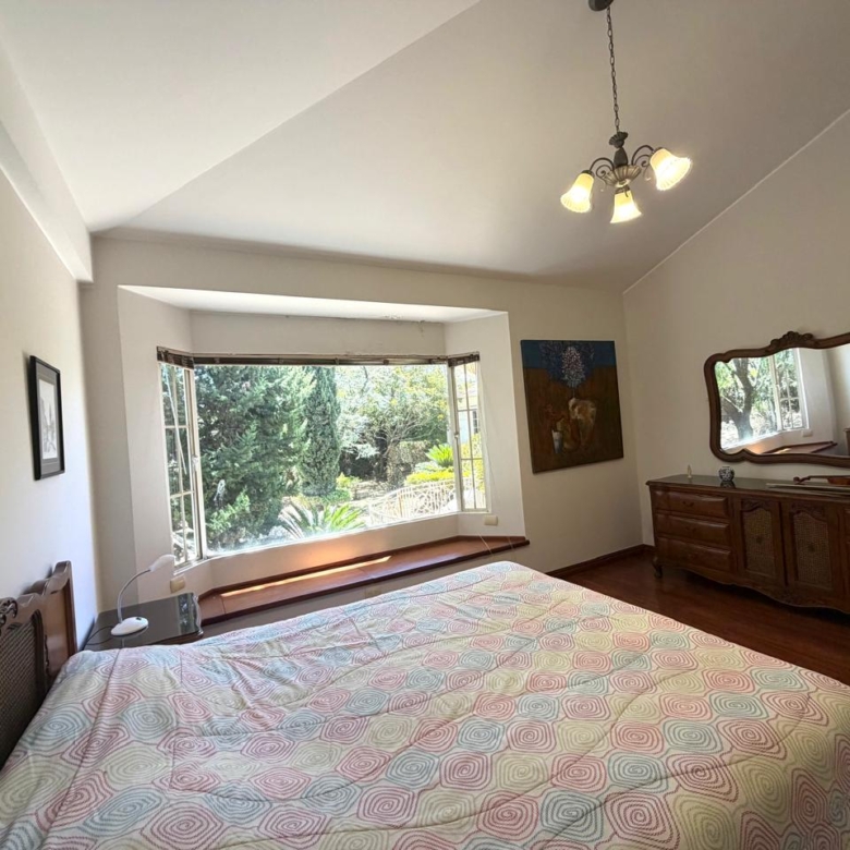 Venta 📞 099 294 7189 🏡 Casa de lujo 700 m², 1.587 m² de terreno 🌅 Luz, espacio, jardines y privacidad total 🌳🔒 #CumbayáExclusiva